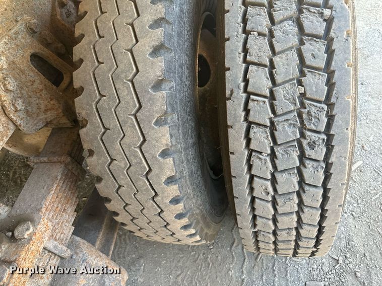 image for item DS2258 1995 Ford L8000  dump truck