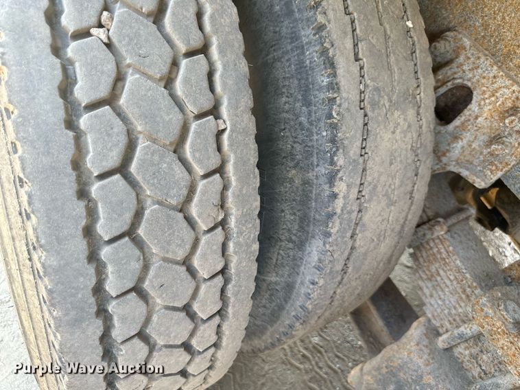 image for item DS2258 1995 Ford L8000  dump truck