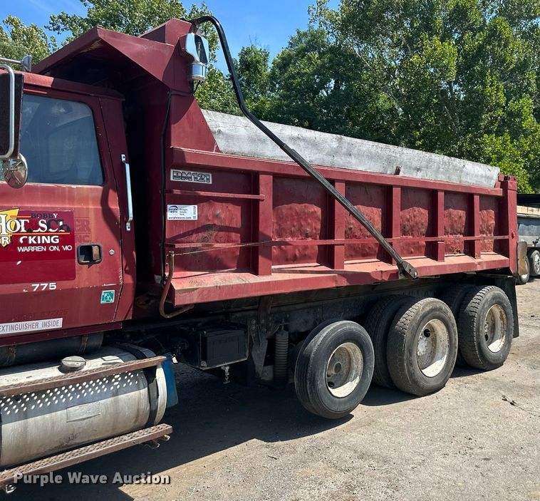 image for item DS2259 1993 Ford LT8000  dump truck