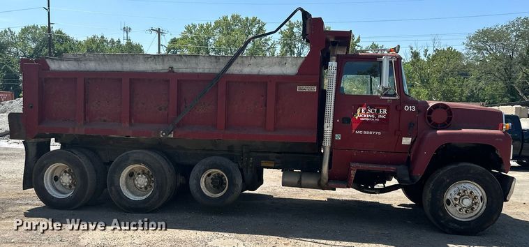 image for item DS2259 1993 Ford LT8000  dump truck