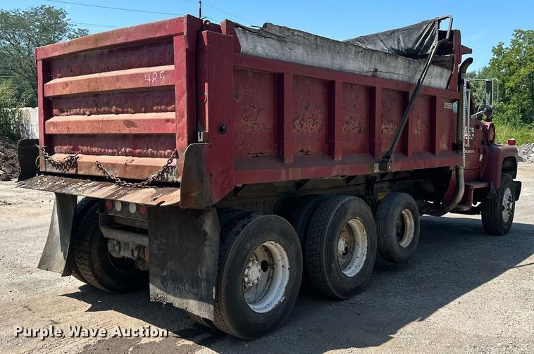 image for item DS2259 1993 Ford LT8000  dump truck