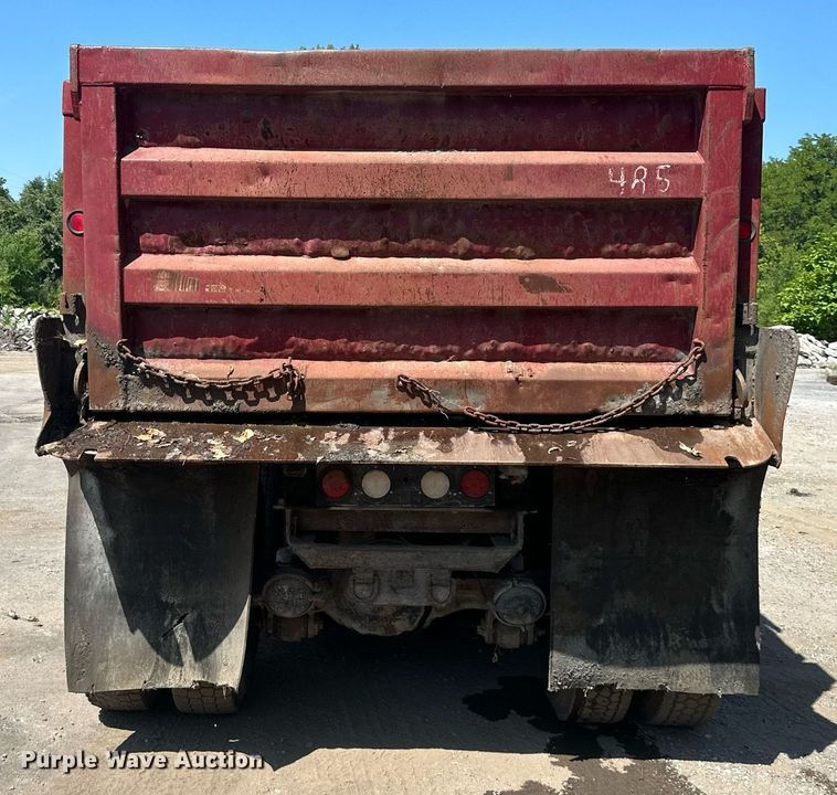 image for item DS2259 1993 Ford LT8000  dump truck