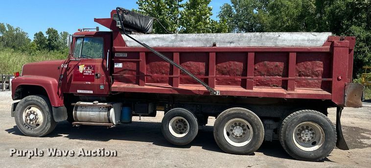 image for item DS2259 1993 Ford LT8000  dump truck