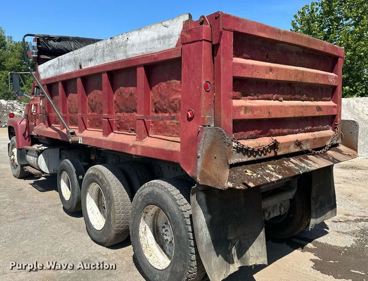 image for item DS2259 1993 Ford LT8000  dump truck