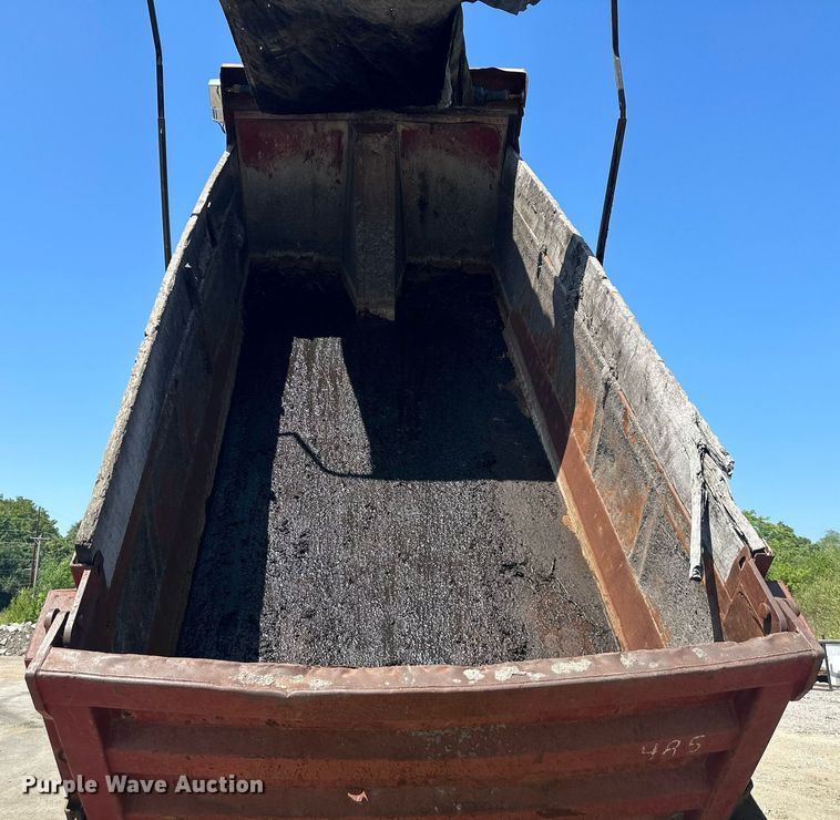 image for item DS2259 1993 Ford LT8000  dump truck