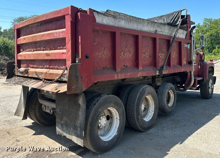 image for item DS2259 1993 Ford LT8000  dump truck