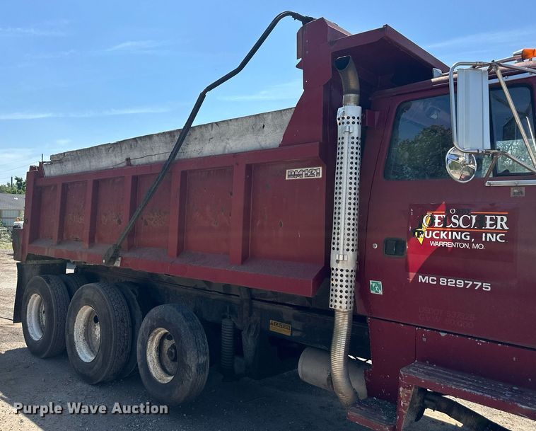 image for item DS2259 1993 Ford LT8000  dump truck