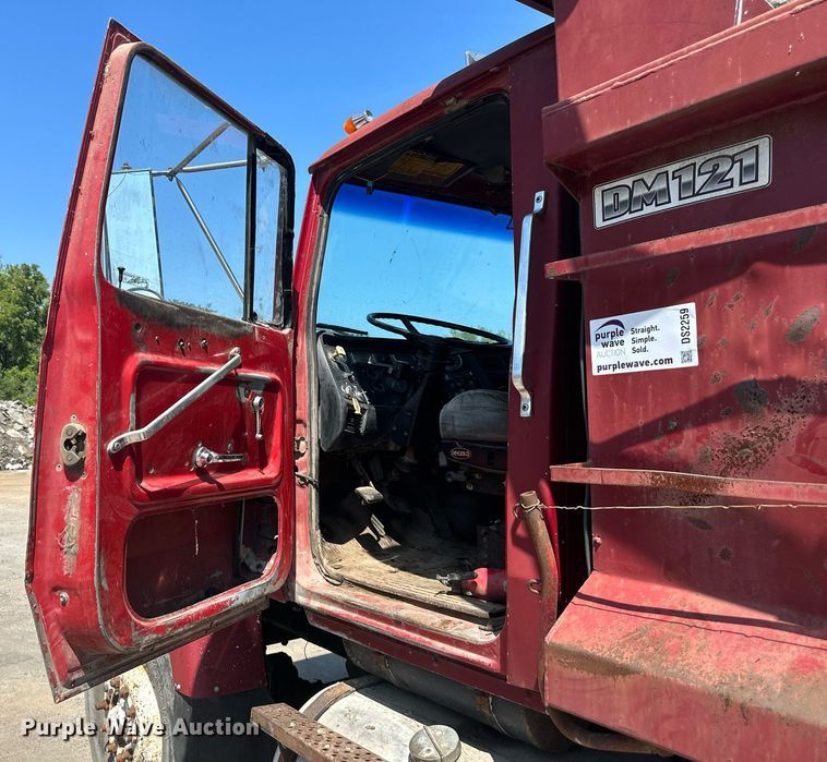 image for item DS2259 1993 Ford LT8000  dump truck
