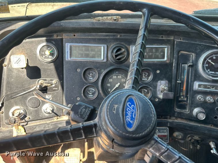 image for item DS2259 1993 Ford LT8000  dump truck