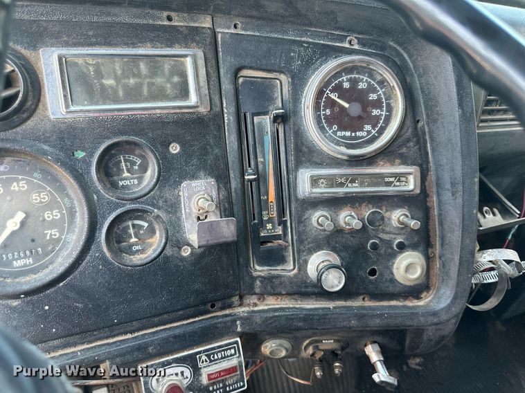 image for item DS2259 1993 Ford LT8000  dump truck