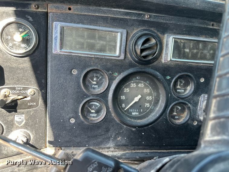 image for item DS2259 1993 Ford LT8000  dump truck