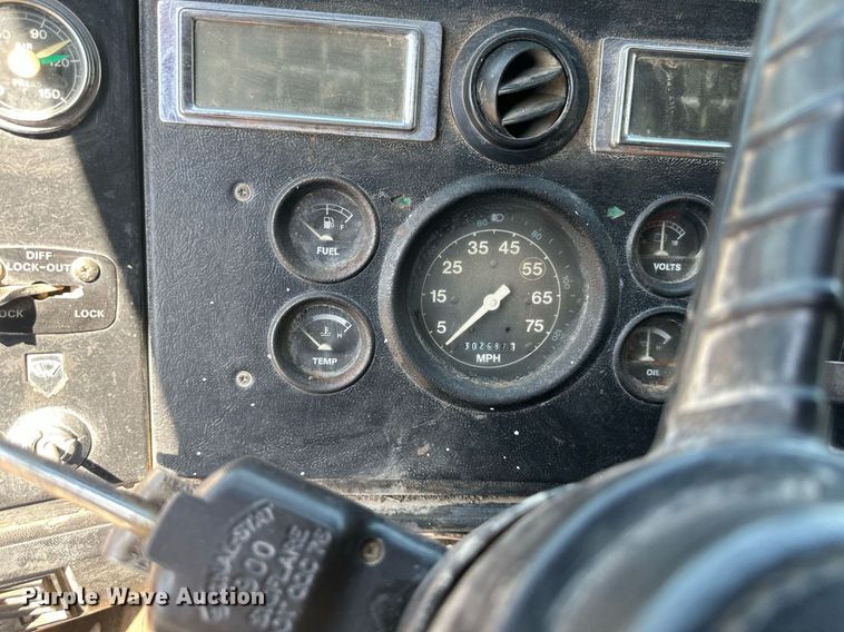 image for item DS2259 1993 Ford LT8000  dump truck