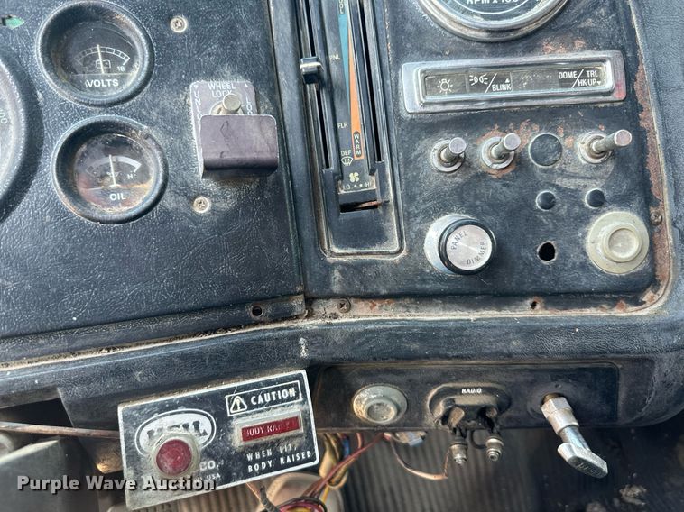 image for item DS2259 1993 Ford LT8000  dump truck