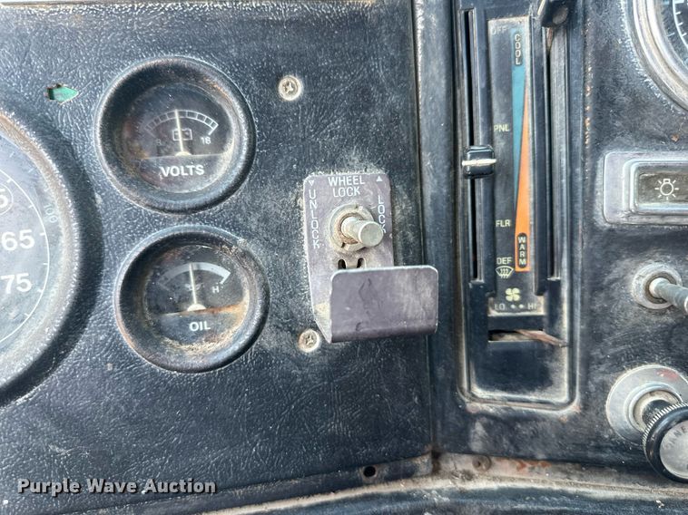 image for item DS2259 1993 Ford LT8000  dump truck