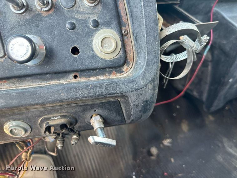 image for item DS2259 1993 Ford LT8000  dump truck