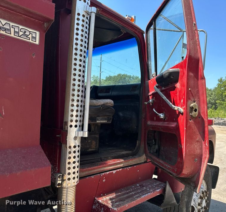 image for item DS2259 1993 Ford LT8000  dump truck