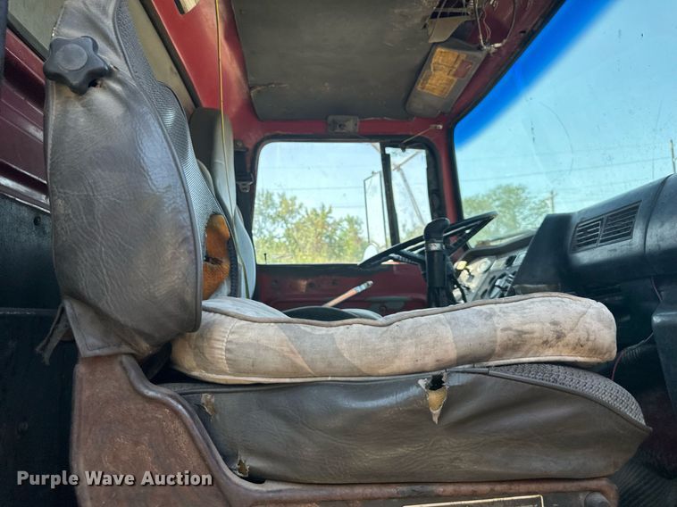 image for item DS2259 1993 Ford LT8000  dump truck