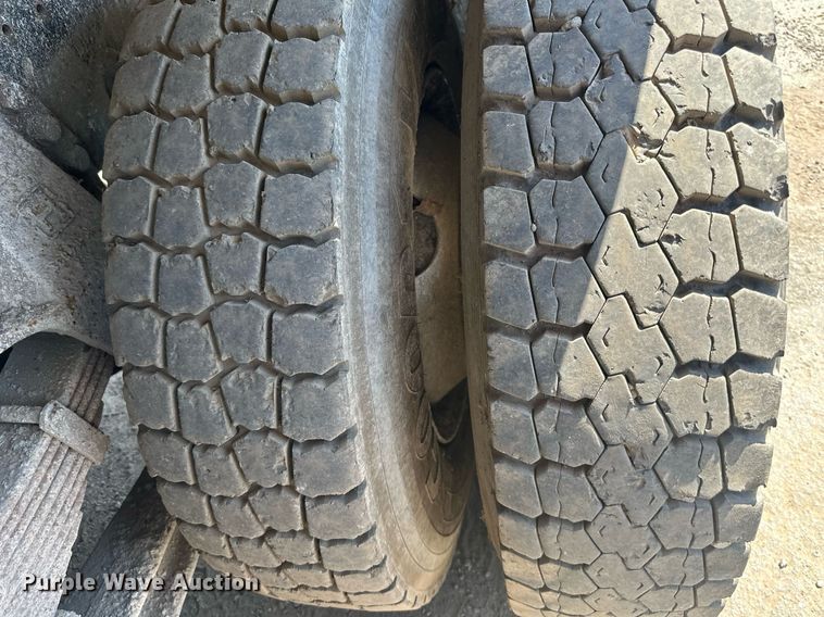 image for item DS2259 1993 Ford LT8000  dump truck