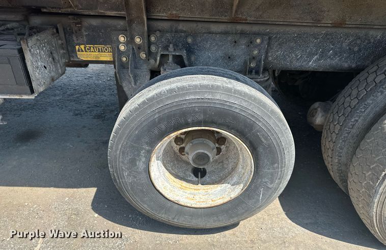 image for item DS2259 1993 Ford LT8000  dump truck