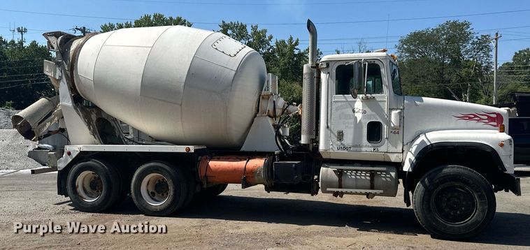 image for item DS2260 1994 International F5070  ready mix truck