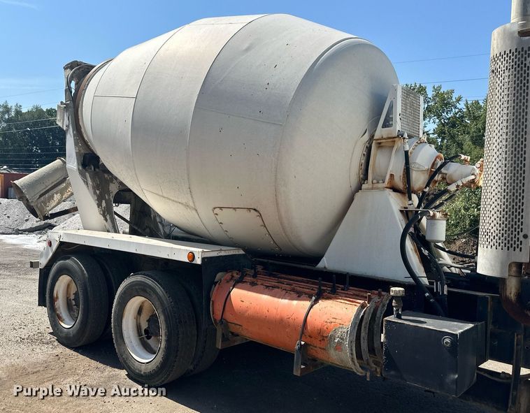 image for item DS2260 1994 International F5070  ready mix truck