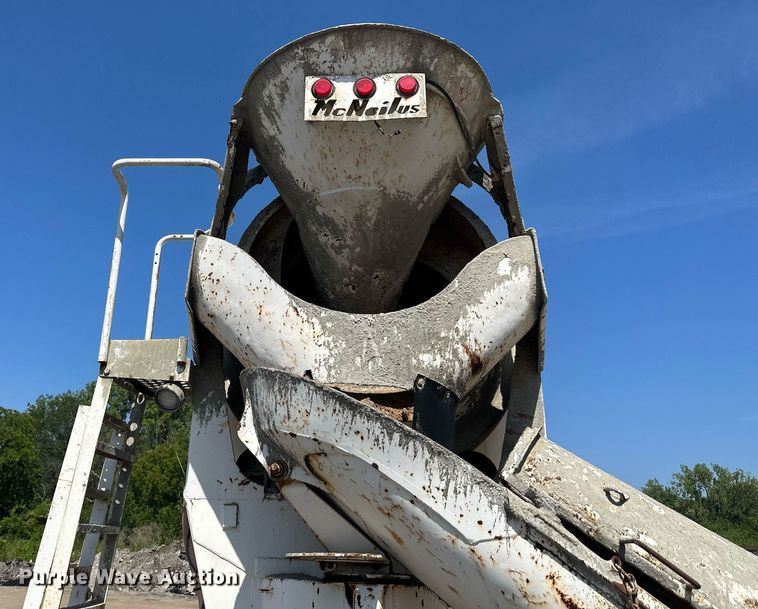 image for item DS2260 1994 International F5070  ready mix truck