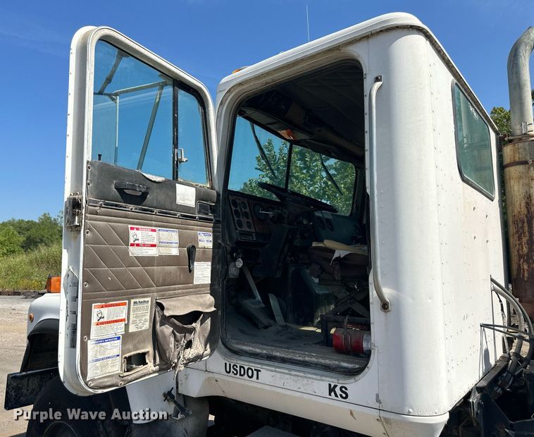 image for item DS2260 1994 International F5070  ready mix truck