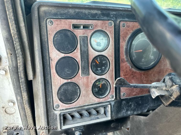 image for item DS2260 1994 International F5070  ready mix truck