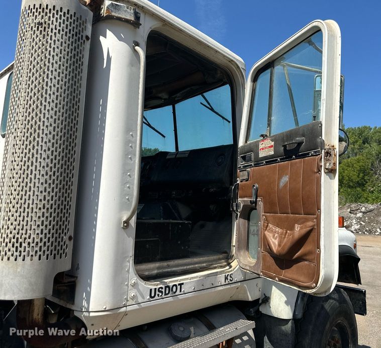 image for item DS2260 1994 International F5070  ready mix truck