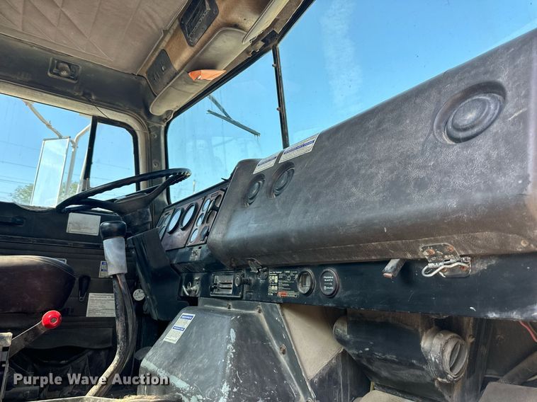 image for item DS2260 1994 International F5070  ready mix truck