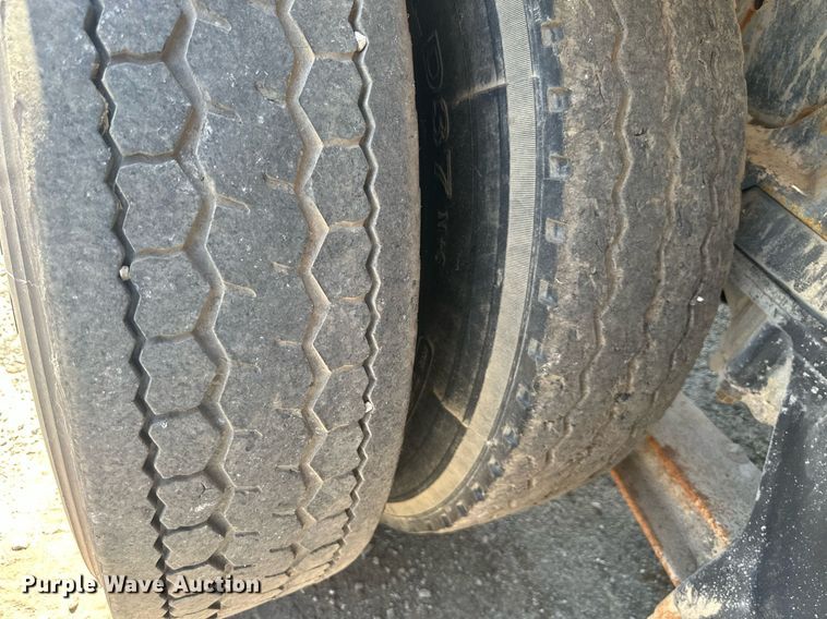 image for item DS2260 1994 International F5070  ready mix truck