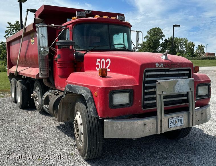 image for item DS2266 1996 Mack  dump truck