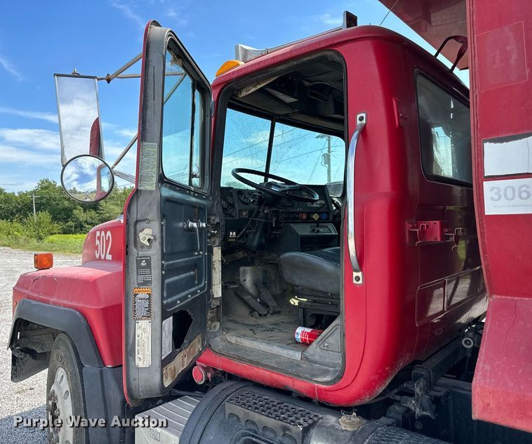 image for item DS2266 1996 Mack  dump truck