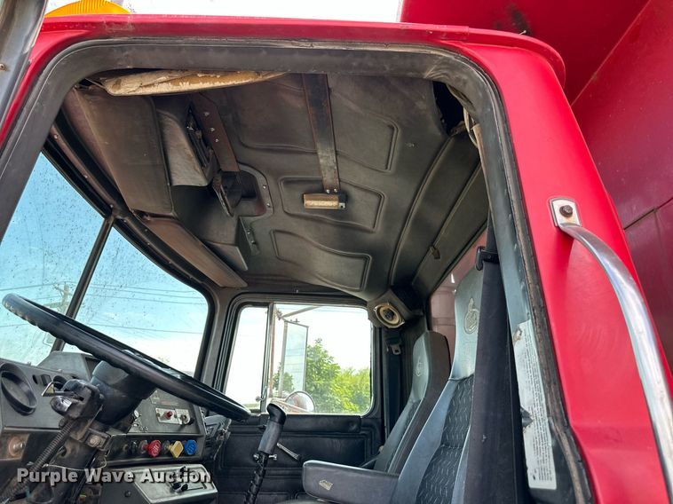 image for item DS2266 1996 Mack  dump truck