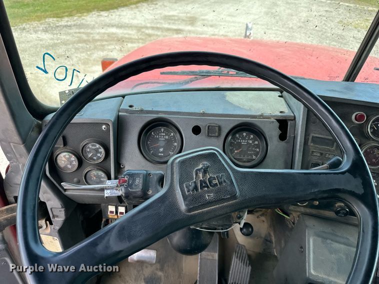 image for item DS2266 1996 Mack  dump truck