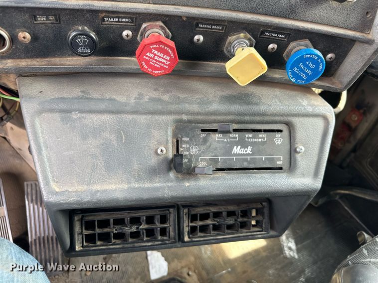 image for item DS2266 1996 Mack  dump truck