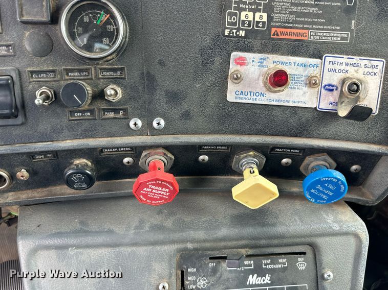 image for item DS2266 1996 Mack  dump truck