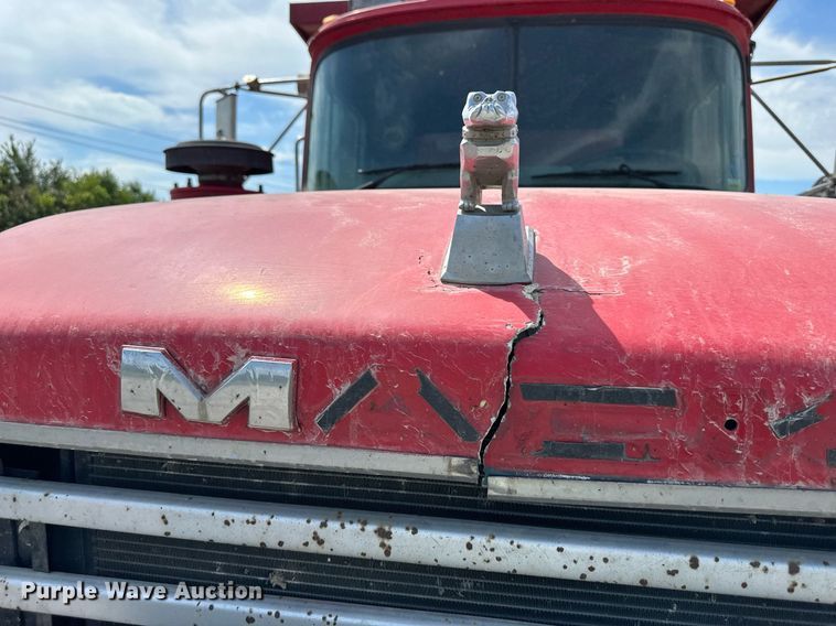 image for item DS2266 1996 Mack  dump truck