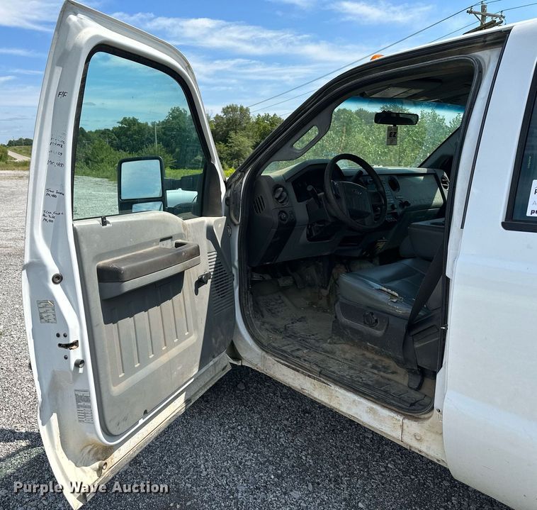 image for item DS2267 2012 Ford F250 Super Duty  Crew Cab flatbed pickup truck