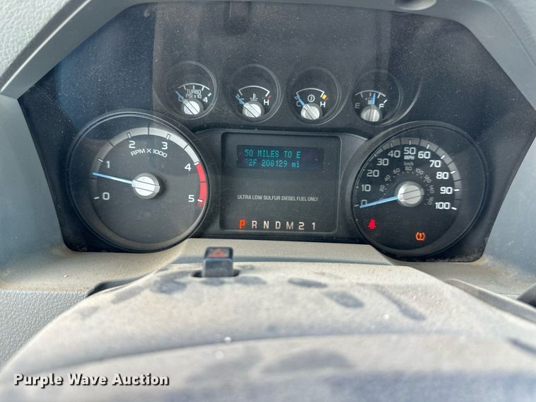 image for item DS2267 2012 Ford F250 Super Duty  Crew Cab flatbed pickup truck