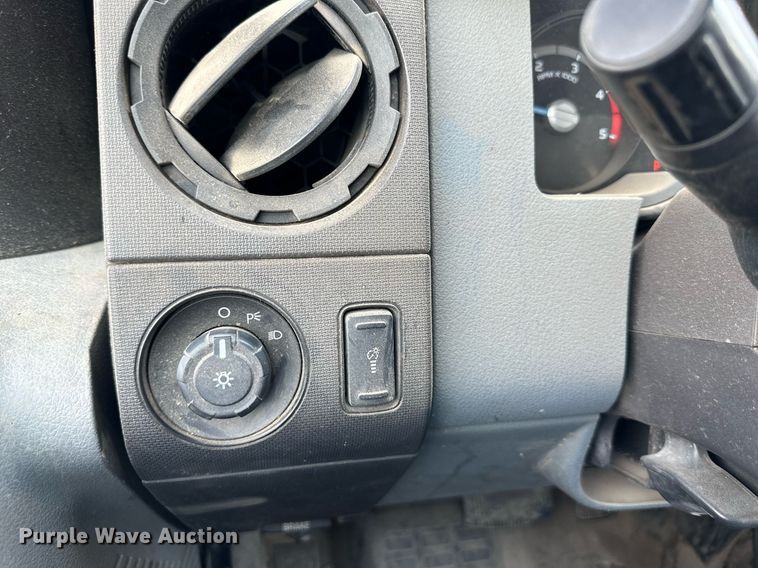 image for item DS2267 2012 Ford F250 Super Duty  Crew Cab flatbed pickup truck