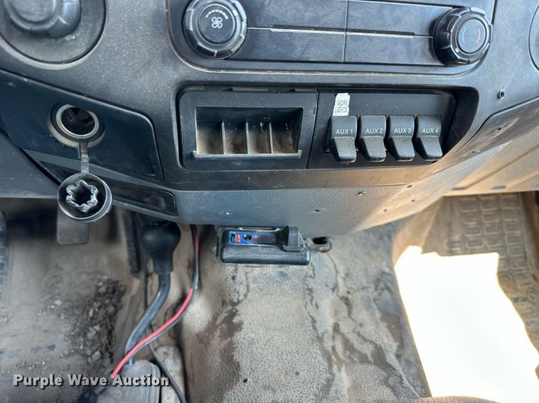 image for item DS2267 2012 Ford F250 Super Duty  Crew Cab flatbed pickup truck