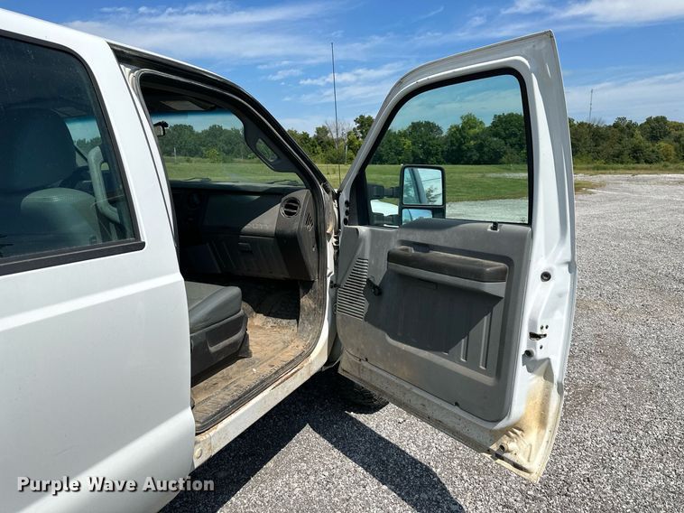 image for item DS2267 2012 Ford F250 Super Duty  Crew Cab flatbed pickup truck