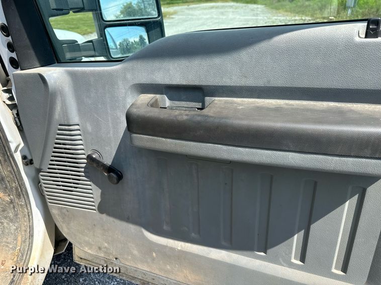 image for item DS2267 2012 Ford F250 Super Duty  Crew Cab flatbed pickup truck