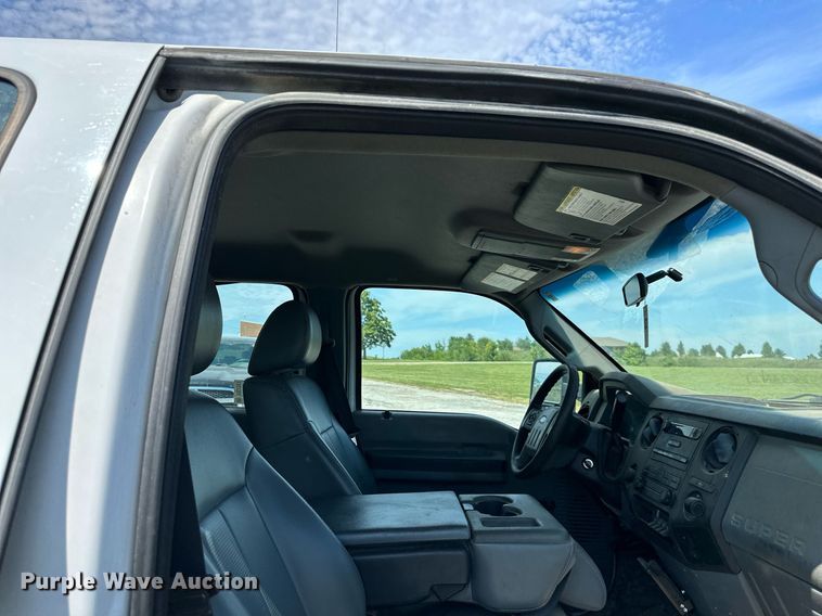 image for item DS2267 2012 Ford F250 Super Duty  Crew Cab flatbed pickup truck