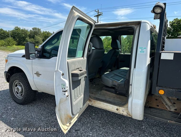 image for item DS2267 2012 Ford F250 Super Duty  Crew Cab flatbed pickup truck