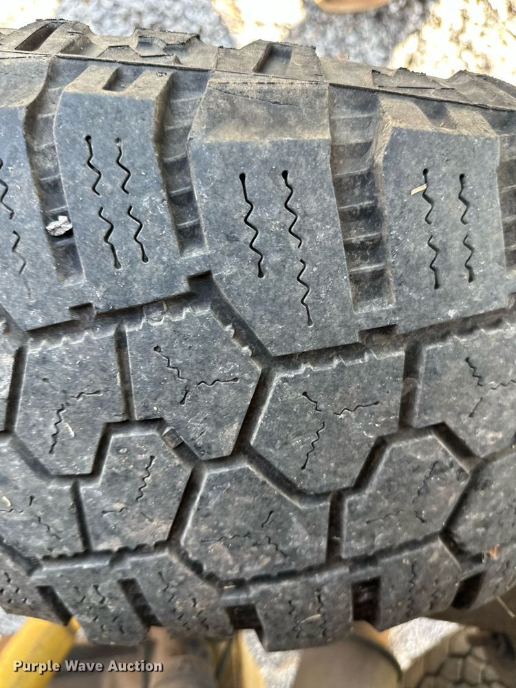 image for item DS2267 2012 Ford F250 Super Duty  Crew Cab flatbed pickup truck