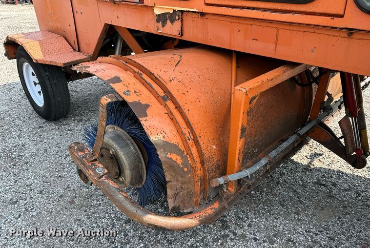 image for item DS2271 2007 Broce RJ350 broom