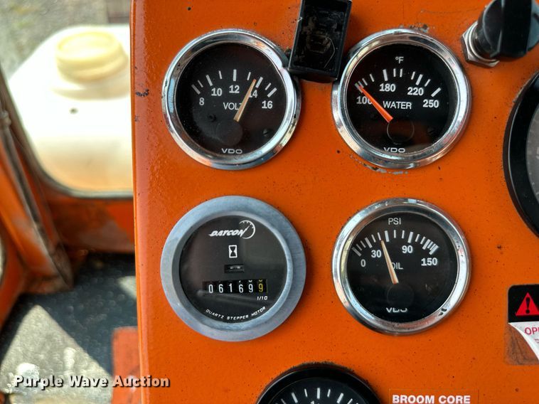 image for item DS2271 2007 Broce RJ350 broom