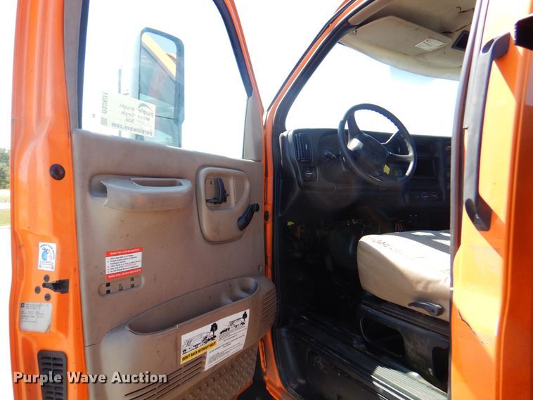 image for item DS5631 2007 GMC C5500 flatbed truck